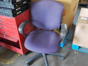 lot 8 image: Purple Office Chair Adjustable 5 le...