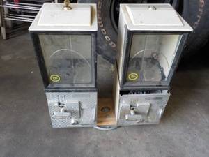lot 27 image: 25 Cent Candy Dispensers untested...
