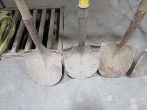 lot 393 image: Short Handled Shovels