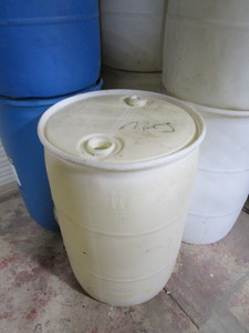 lot 412 image: (7) Plastic Drums