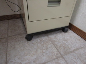 lot 548 image: 3 Drawer File Cabinet on Wheels