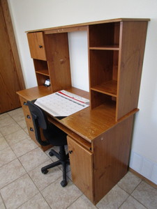lot 554 image: Desk & Chair