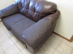 lot 562 image: Loveseat