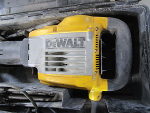 lot 39 image: DeWalt Electric Jackhammer