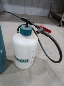 lot 61 image: Pump Sprayers