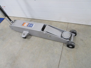 lot 70 image: 10 Ton Floor Jack