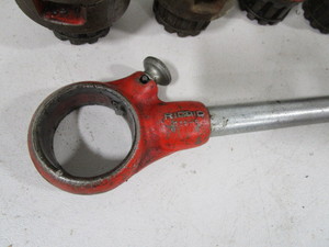 lot 139 image: Ridgid Pipe Threading Handle & Dies