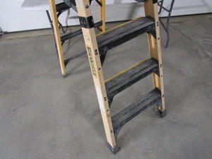 lot 177 image: DeWalt 6 Fiberglass Ladder