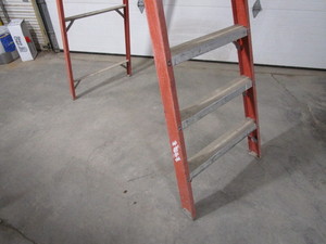 lot 180 image: Louisville 10 Fiberglass Ladder