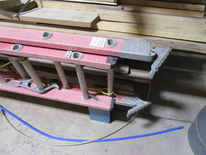 lot 188 image: Louisville 32 Fiberglass Extension Ladder