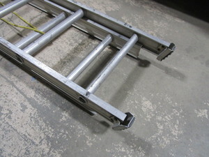 lot 190 image: 28 Aluminum Extension Ladder