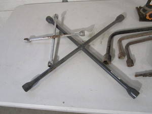 lot 215 image: Hydraulic Jack, Screw Jacks, Tire Irons