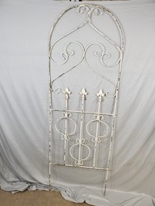 lot 9 image: New Shabby Chic Vine Trellis