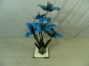 lot 34 image: New Recycled Metal Garden Art Flowers