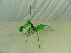 lot 39 image: New Recycled Metal Garden Art Preying Mantis