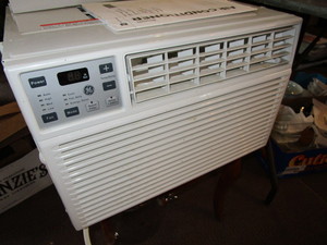 lot 135 image: GE Window Air Conditioner