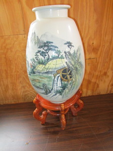 lot 61 image: Collector Vase & Plateau
