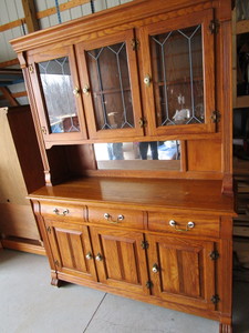 lot 17 image: Lighted Hutch