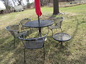 lot 247 image: Patio Set
