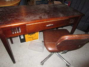 lot 42 image: Computer Desk & Chair