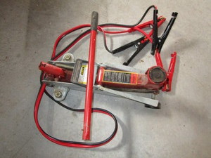 lot 200 image: Floor Jack, Jumper Cables