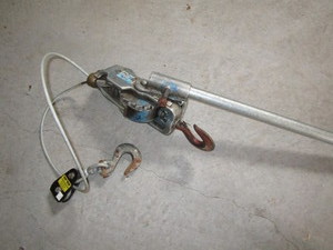 lot 208 image: Cable Hoist