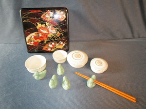 lot 423 image: Chopstick Rests, Bowls, Box