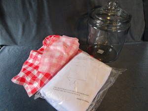 lot 421 image: Glass Jar, Patio Table Screen
