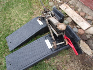 lot 319 image: Floor Jack, Car Ramps