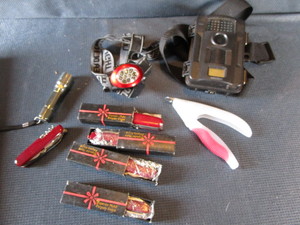 lot 426 image: Game Camera, Pocket Knives