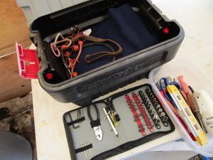 lot 441 image: Rubbermaid Tote, Tools