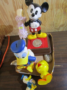 lot 462 image: Disney Phone & Bank