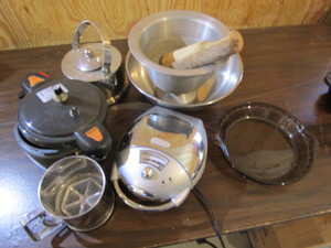 lot 490 image: Waffle Iron, Pressure Cooker, T-pot