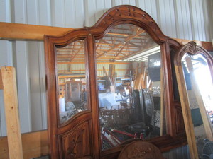 lot 519 image: Wood Famed Mirror
