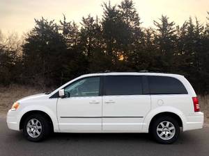 lot 5 image: 2010 Chrysler Town and Country Touring