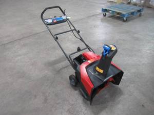 lot 18 image: Toro Power Clear 21 in. 60-Volt Lithium-Ion Brushless Cordless Electric Snow Blower - Battery and Charger Not Included 39901T