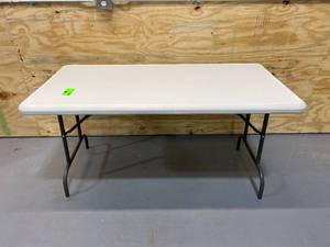 lot 32 image: 5 Foldable Table