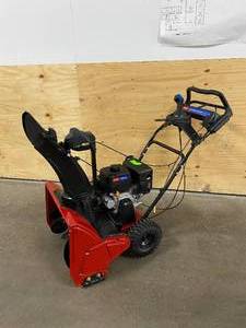 lot 83 image: TORO SnowMaster 724 QXE 24 in. 212cc Single-Stage Gas Snow Blower