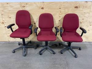 lot 87 image: Lot of 3 Matching Office Chairs