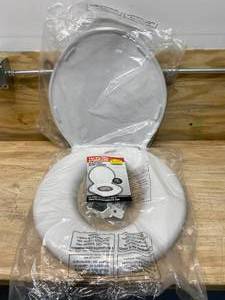 lot 109 image: BIG JOHN Standard Toilet Seat Closed Front with Cover