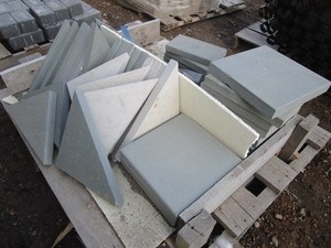 BLUESTONE PAVING SQUARES AND TRIANGLES