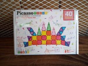 lot 44 image: Picasso Tiles 40 PC Mini Diamond Travel Size Building Block Set Magnet Tile PTM40
