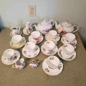 Porcelain Cup & Saucer Collection Tea Pots