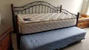lot 20 image: Scrolling Iron Day Bed with Trundle