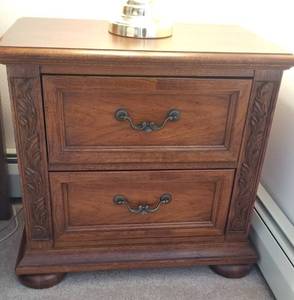 lot 7 image: Impressions by Thomasville 2 Drawer Nightstands