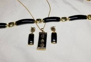 lot 11 image: Asian Onyx and 14K Gold 3 Piece Set  Necklace, Earrings & Bracelet