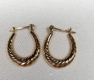 lot 41 image: 14K Yellow Gold Oval Hoop Earrings