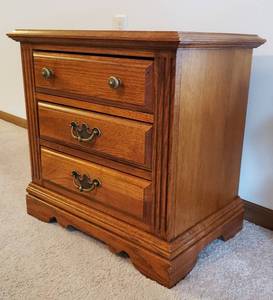 lot 90 image: Broyhill Oak 3 Drawer Side Table