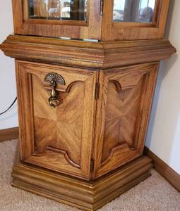 lot 31 image: Tall Corner Lit Display Cabinet with 3 Shelves