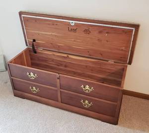 lot 32 image: Lane Cedar Chest Bench